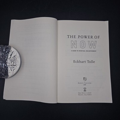 The Power of Now: A Guide to Spiritual Enlightenment Eckhart Tolle Paperback